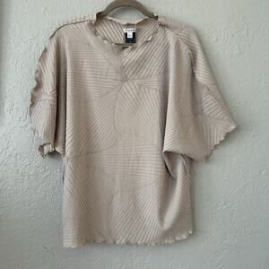 NWT Chicos Travelers Embossed Top Taupe Size 3/XL Slimming Stretch Neutral